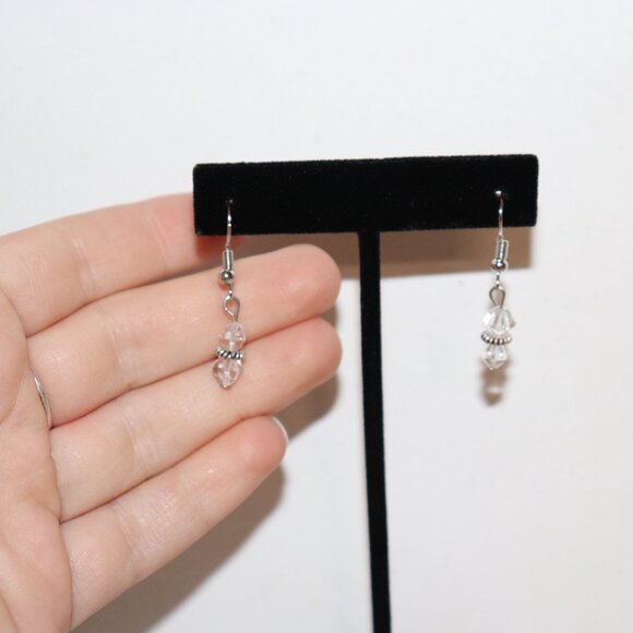 Beautiful NwoT silver and glass dangling earrings 1 3/8" - Picture 2 of 4